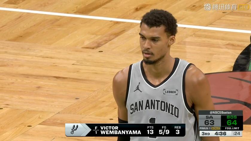 逆转！文班亚马21+6+3帽，赛后福克斯一把抱住布朗，文班场边给球迷签名