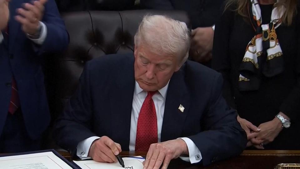 俄罗斯动用榛树导弹后，特朗普下令释放俄船员，还亲自点赞普京