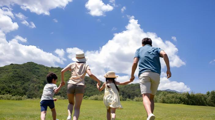 婆婆一分彩礼没给，我妈怒送十万嫁妆，后来婆婆来求我…