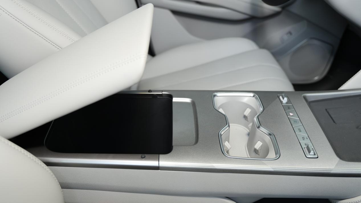 周末携老婆带娃看宋Ultra EV，被这闪充速度圈了粉