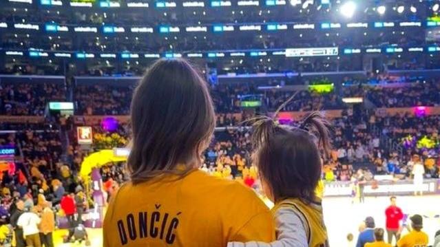 打破分手谣言，未婚妻为东契奇庆生，曾带娃宣示主权地位