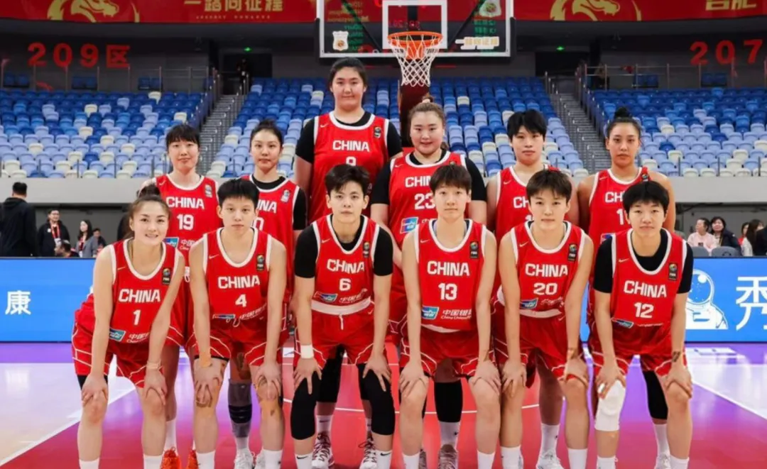 女篮15人出征澳洲，韩旭李月汝缺阵，宫鲁鸣启用“一高一重”新双塔