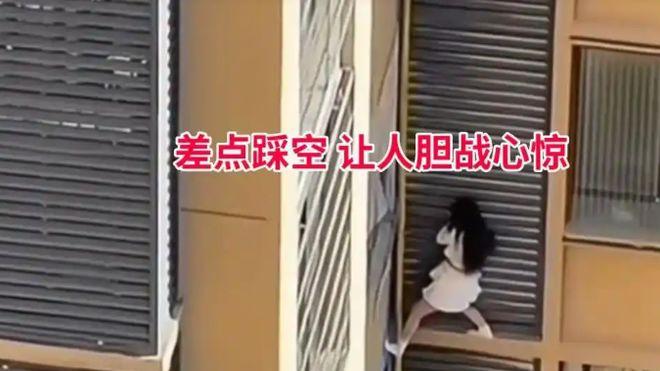 女子去情夫家，因怕被抓包惊现爬楼，网友：成龙都不敢这么爬