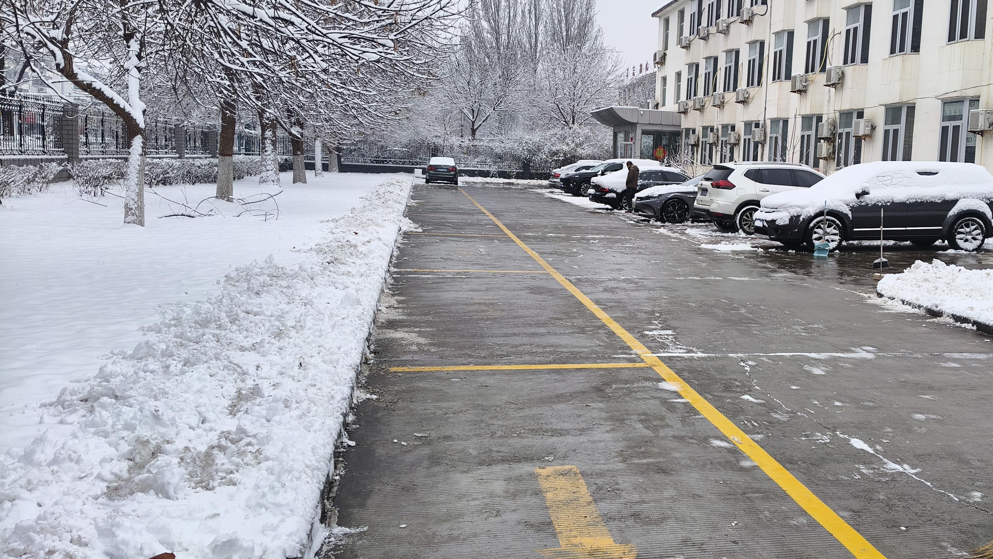 渤海钻探钻井公司组织打扫道路积雪