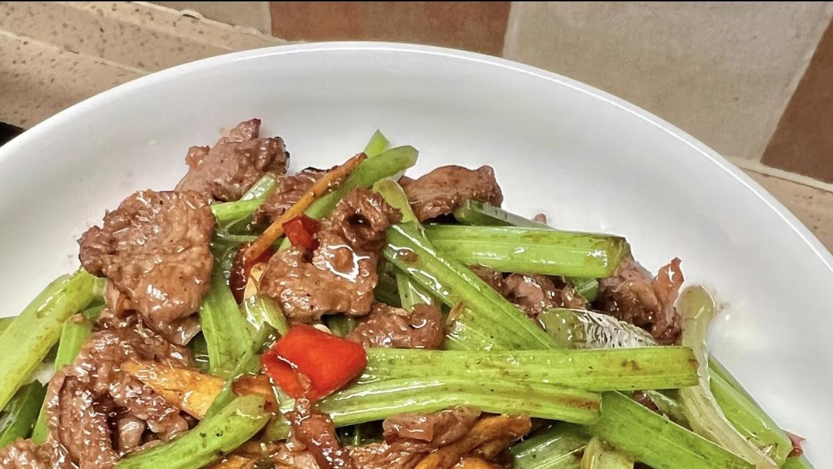 香辣芹菜炒牛肉，一碗不够添