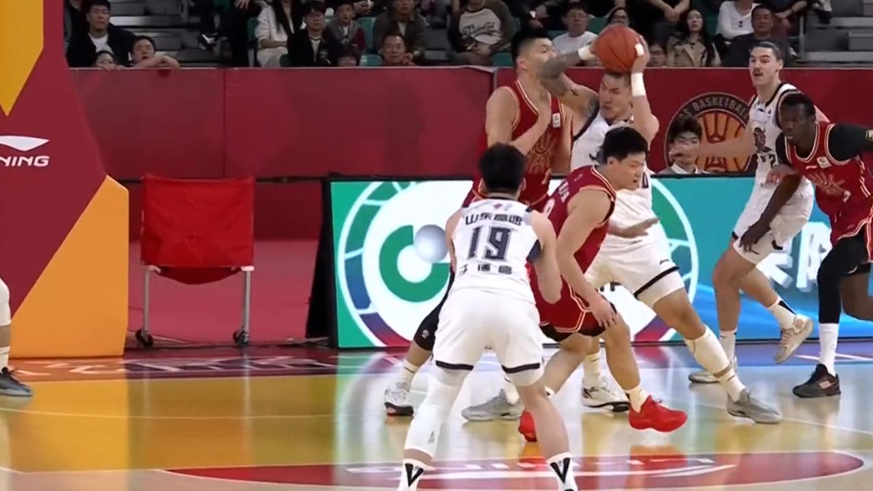 被一肘干上担架！山西巨塔恐报销，京沪球迷却在幸灾乐祸，太讽刺