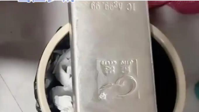 惊呆了！舅舅扛30斤银砖发压岁钱，外甥女反应绝了！