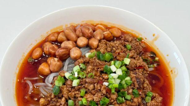 嗦一口重庆杂酱酸辣粉，酸辣开胃超过瘾