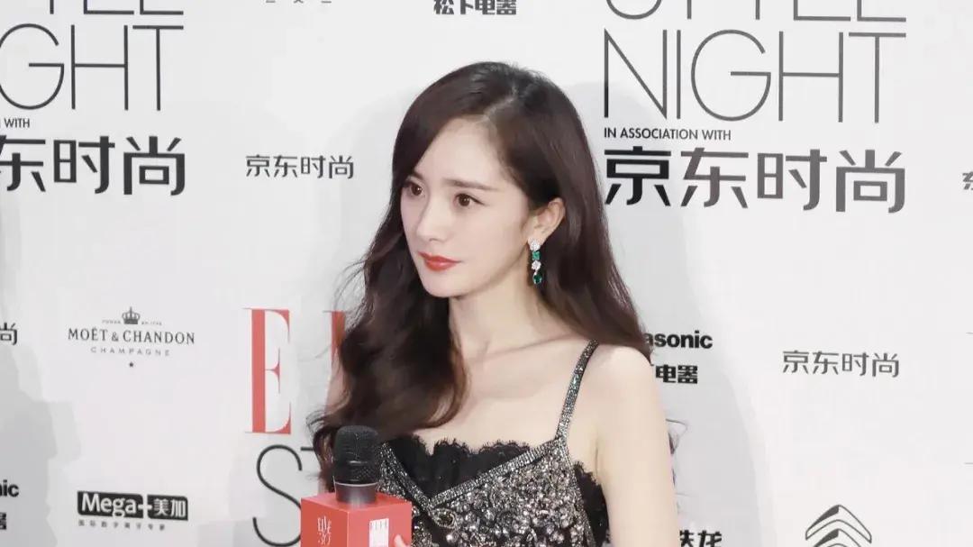 杨幂的穿搭封神逻辑：火了18年，她从来不是靠大牌堆出来的