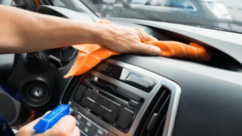 对汽车重要部位进行清洁和除尘非常重要