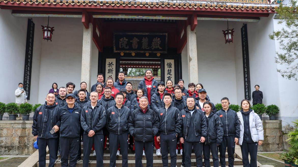 再请大郅！宫鲁鸣力邀传奇特训张子宇刘禹彤 他能助女篮力挽狂澜吗