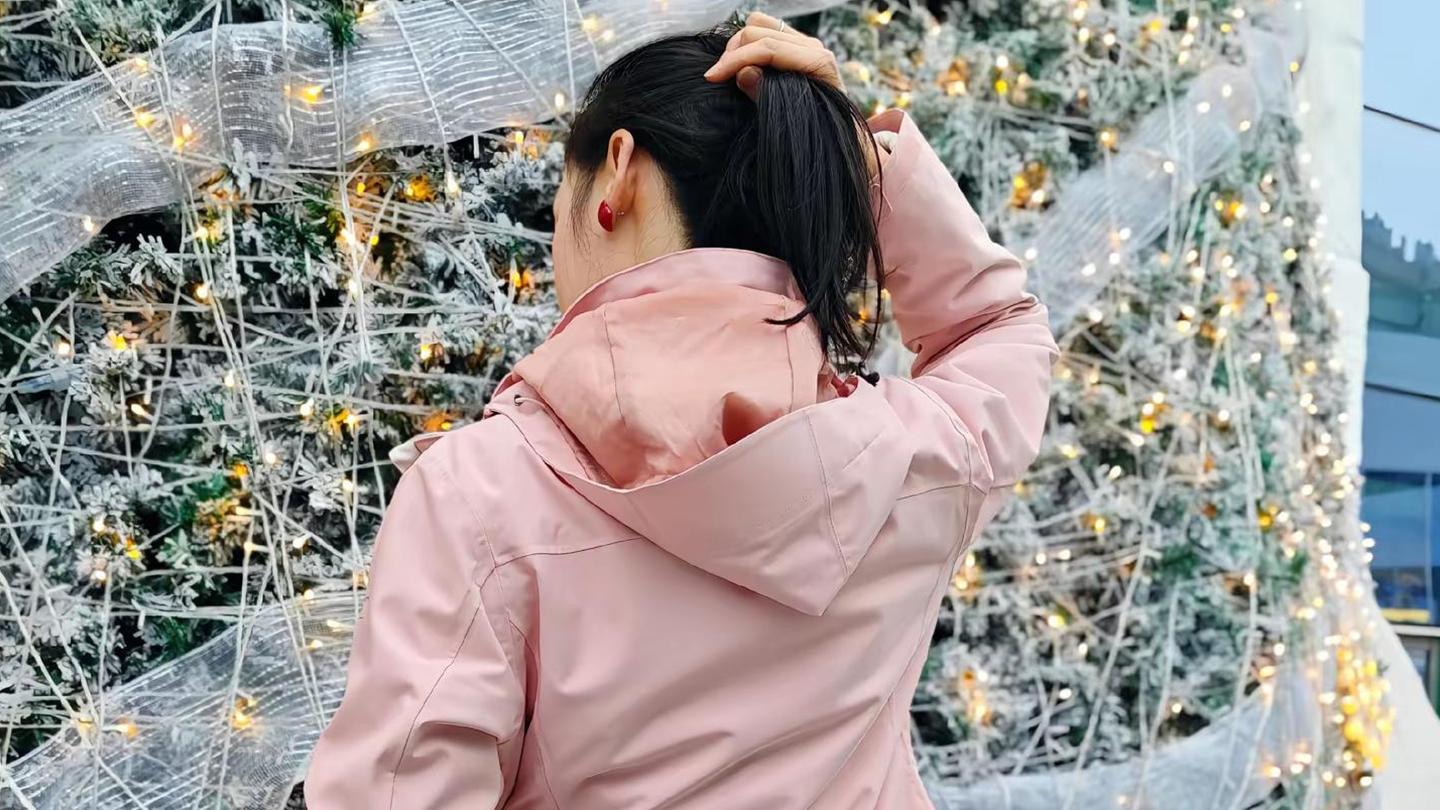 毛绒的温柔：粉色外套点亮冬日期待