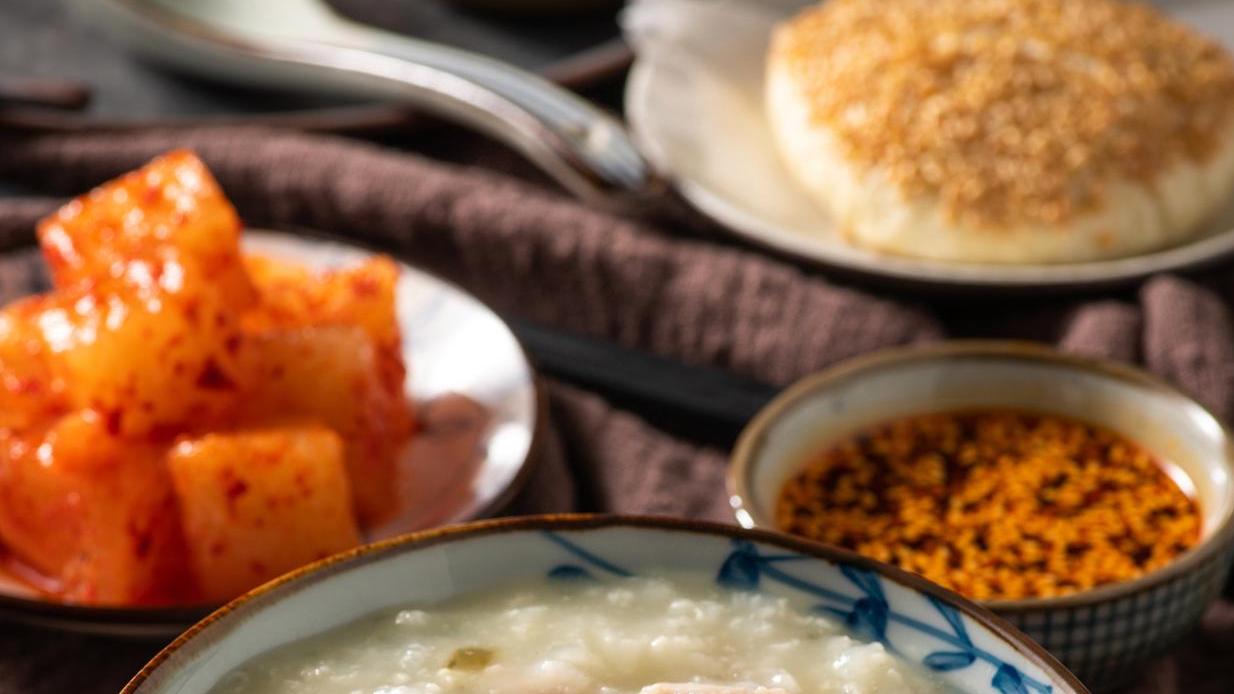 烧饼铺的暖心滋味，一碗食材上乘的皮蛋瘦肉粥