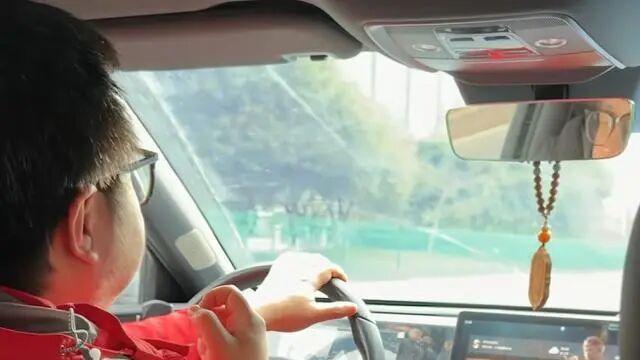 比亚迪司机一年去4S店260次，蹭吃蹭电还占车位，报警6次都治不住他