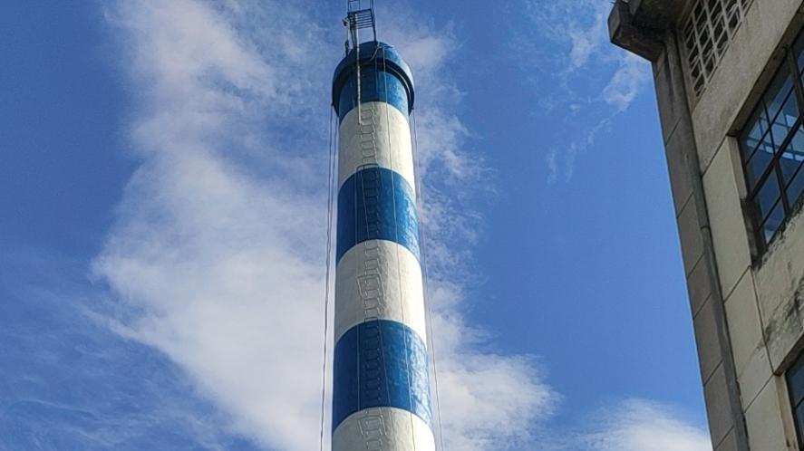 砖烟囱外壁涂刷蓝白色环工程顺利竣工