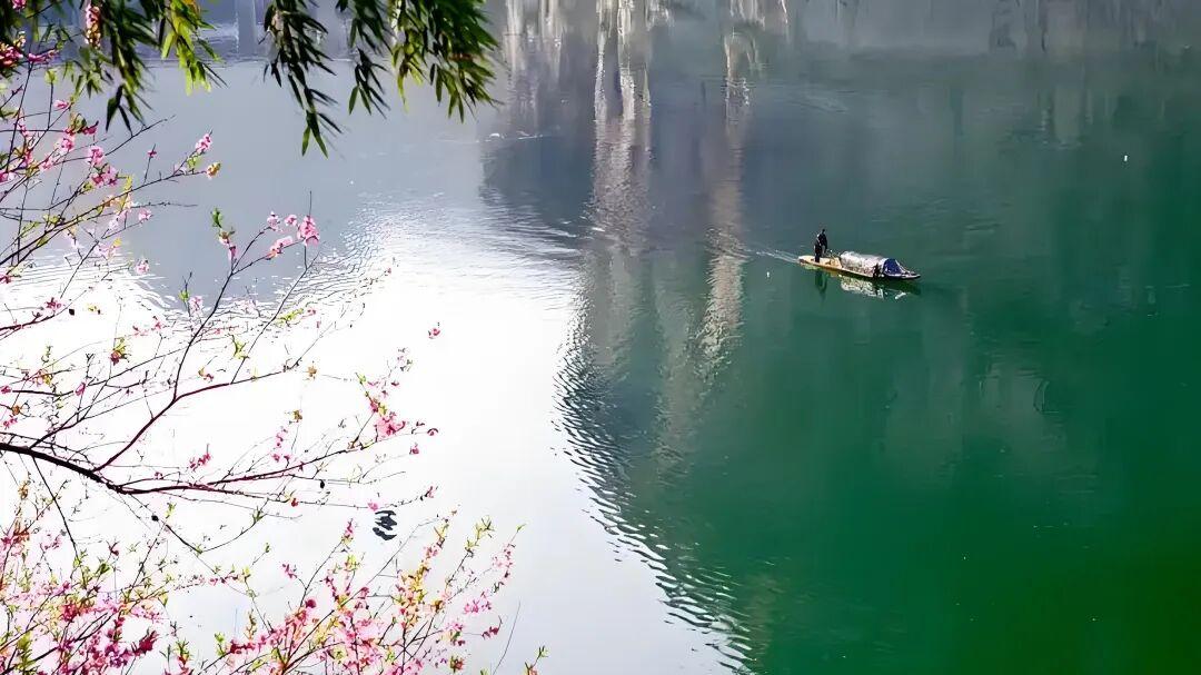 七律·春江幽趣景