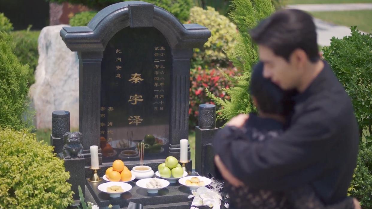 《轧戏》裴康华为200万回扣害秦宇泽坠楼身亡，肖婉月陪睡“杀夫仇人”20年，太讽刺！