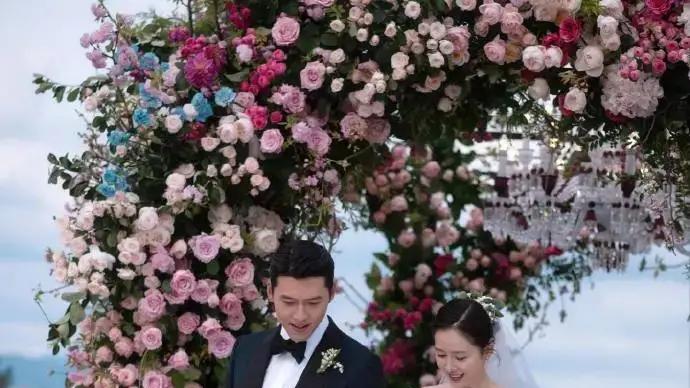 孙艺珍晒婚纱照庆祝与玄彬结婚四周年 两人挽手前行好甜蜜