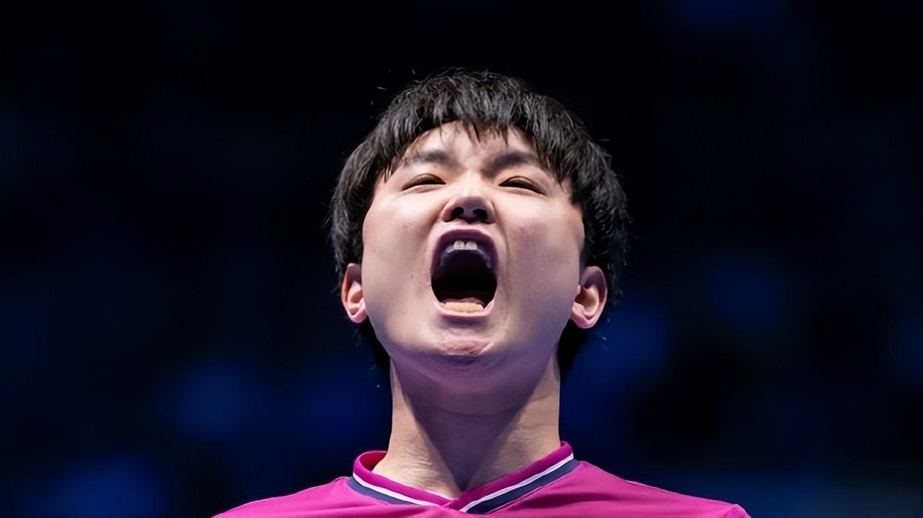 0-2落后连扳三局逆转！张本智和抱紧岸川释放压力 日媒：创52年纪录