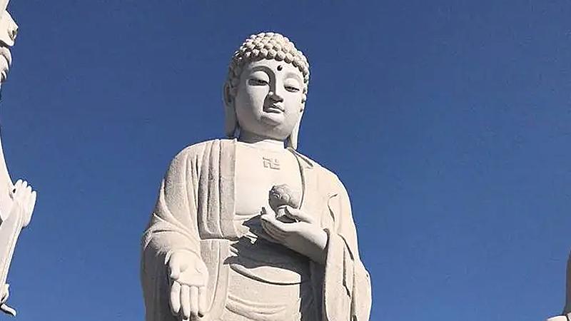 寺院摆放如来石雕坐佛与立佛，佛法寓意有什么区别？