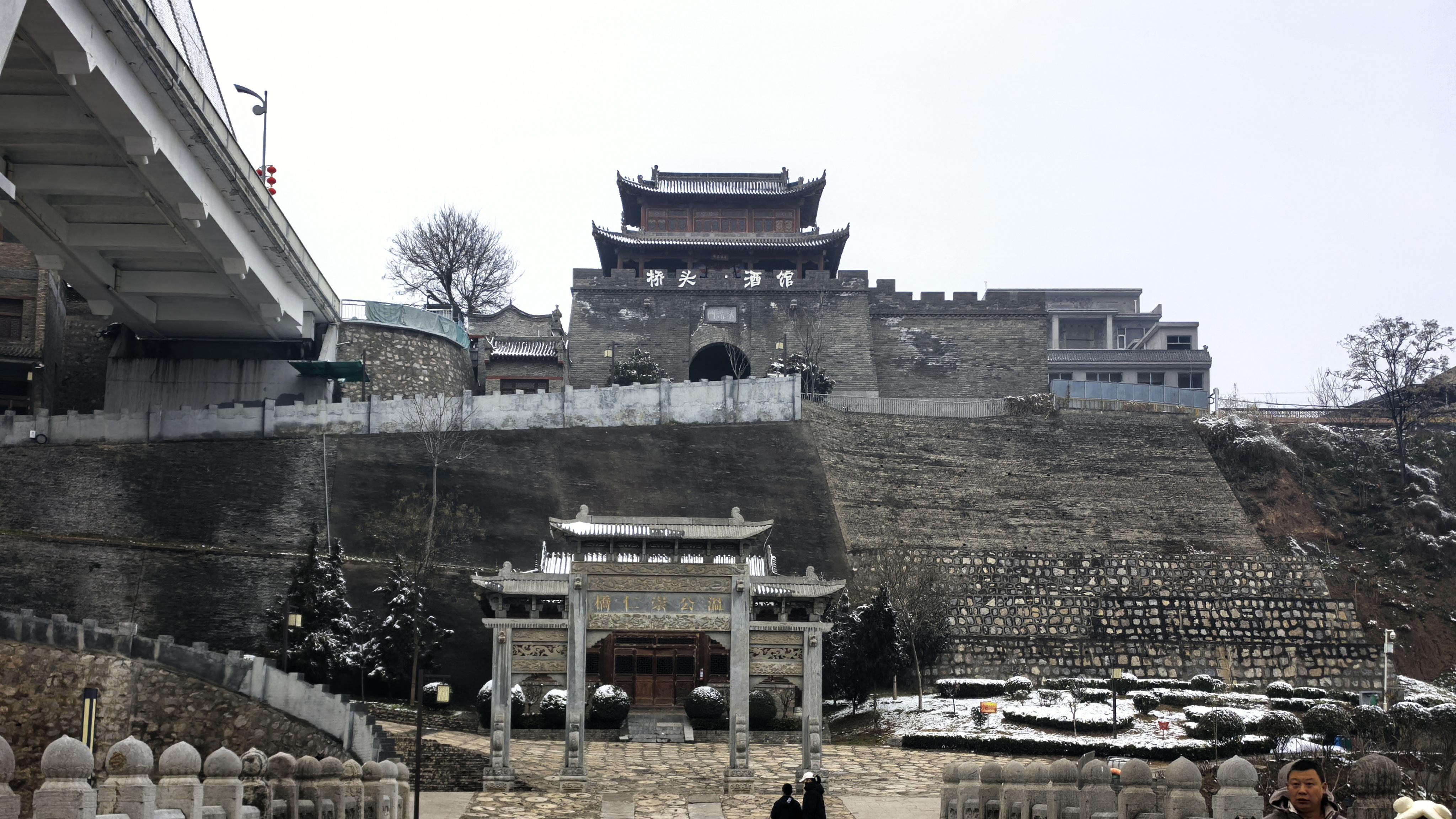 有文化的地方，总干出些没文化的事情，龙桥牌坊上的字体能换不？