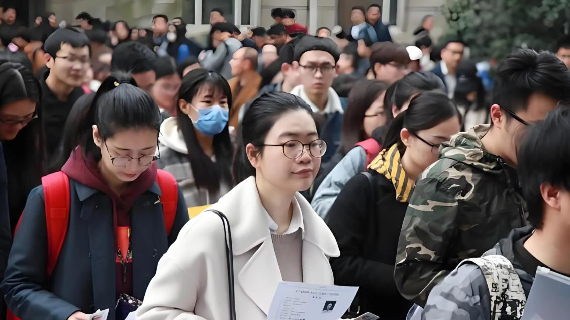 专科女考编“稳拿第一”，政审却被刷，是按规矩来还是藏猫腻？