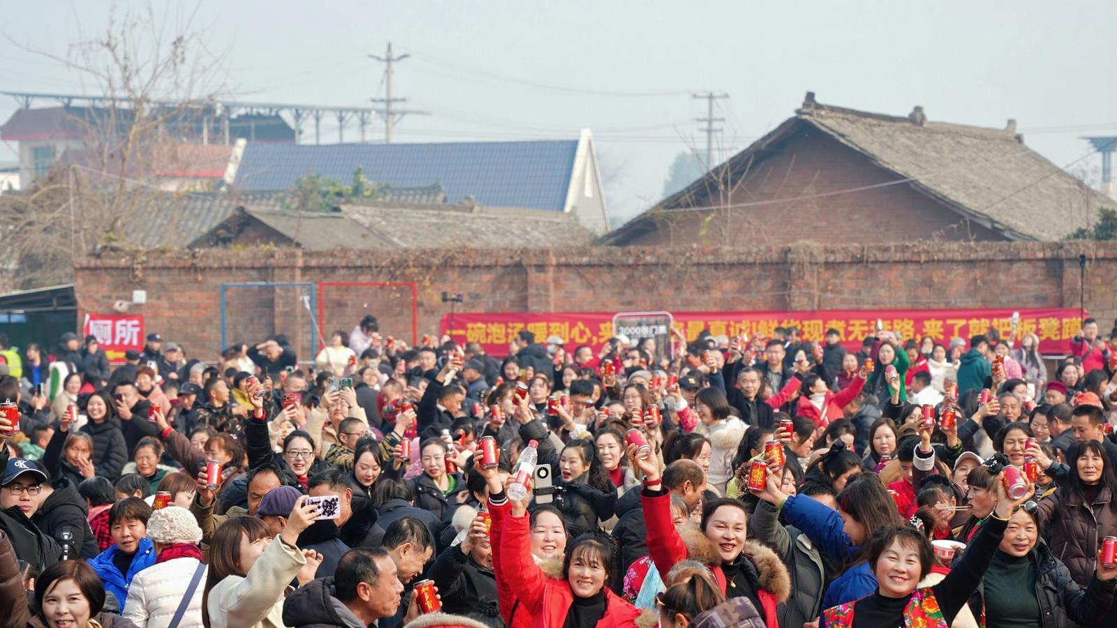 穿省服，走红毯，吃刨汤！乐山吉太太5000人盛宴点燃冬日热情