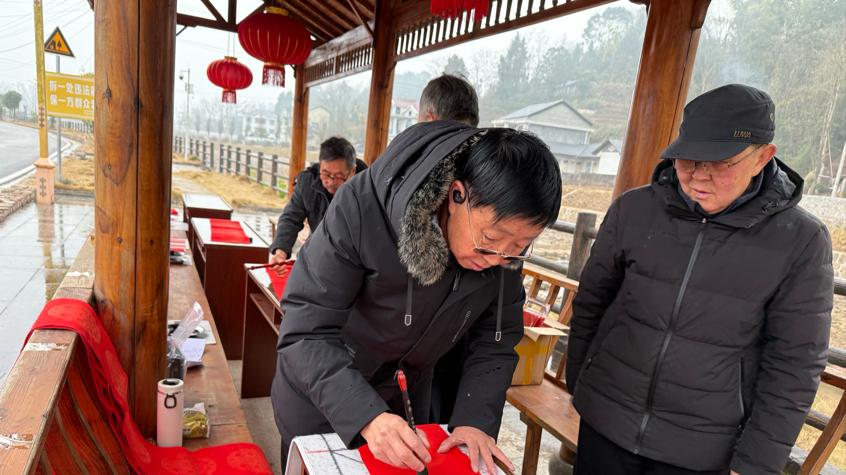 以孝治家利福塔镇官庄村：一餐热饭暖民心，一副春联迎佳节，一份义诊保健康