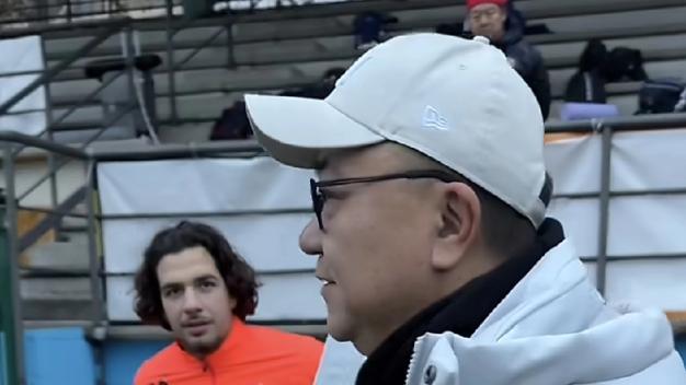 董路发的西班牙球员颠球视频说明，球员要找到适合自己的踢球方式