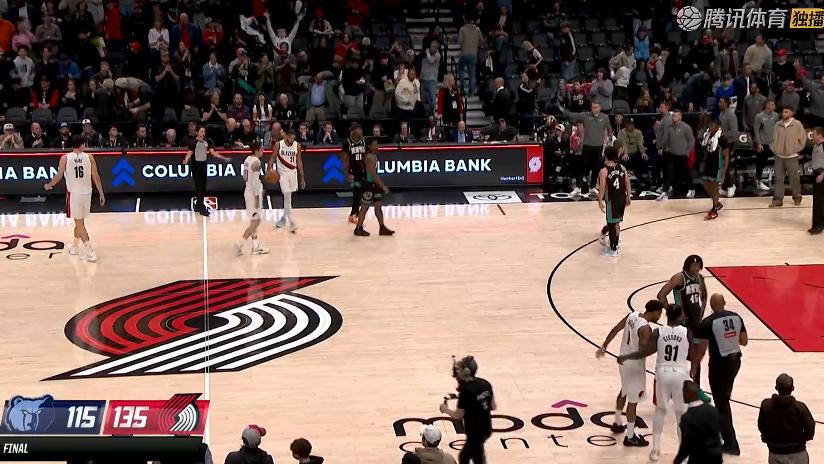 开拓者大胜！霍勒迪20+5+7，小杨2+1，赛后小杨和队友逐一击掌庆祝