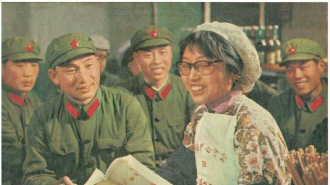 1975年的老照片 庆祝“八一”建军节
