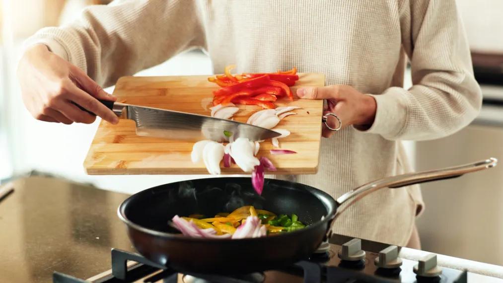 新研究：老年人自己做饭痴呆风险降低近30%！厨艺差反而获益更大