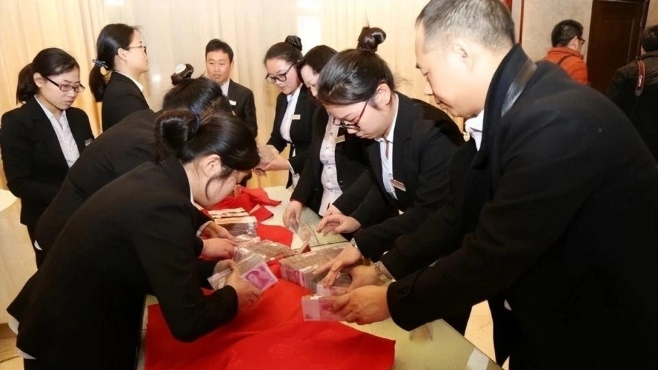 年会特等奖内定给高管，系统故障抽中保洁阿姨，老板脸都绿了