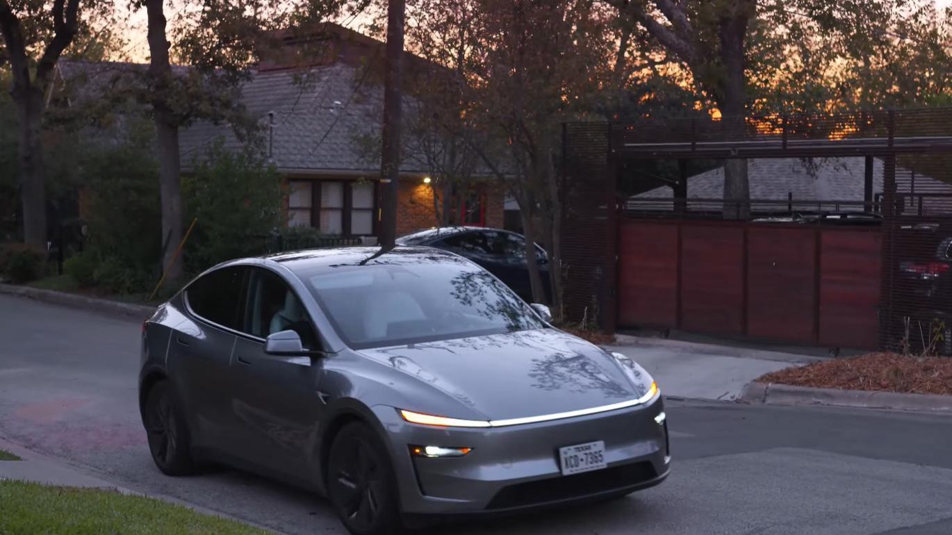 没方向盘、没踏板！特斯拉14台Cybercab正式下线，自动驾驶来了？