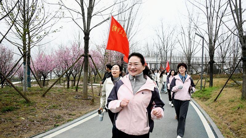 巾帼健步展风采 区县融合建新功——潢川县2026年“三八”健步走活动圆满举行