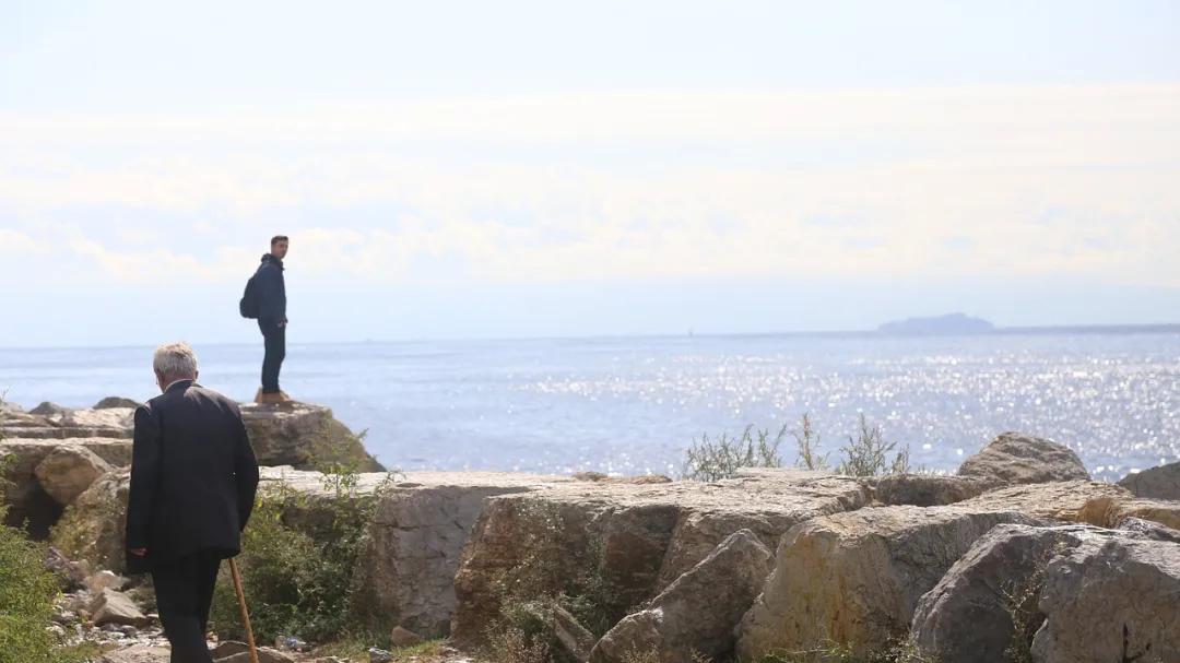 父亲在家族群转发谣言的第101天，我拉黑了他：我们如何面对父母的落伍