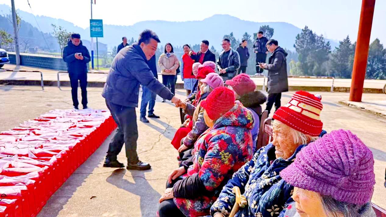 党建暖流驱寒意，剑阁县元山镇为百名高龄老人送温暖