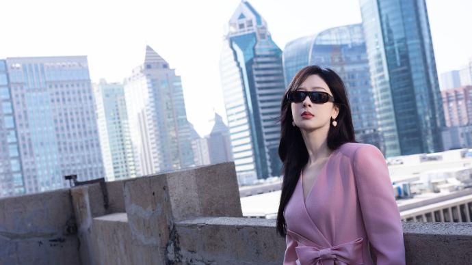 杨紫素颜出镜，风与镜头追逐的才是真实她