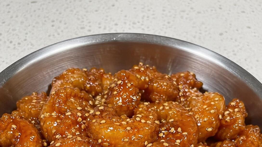 外酥里嫩的虾仁酸甜开胃的糖醋汁，一口咬下去酸甜酥脆一口沦陷