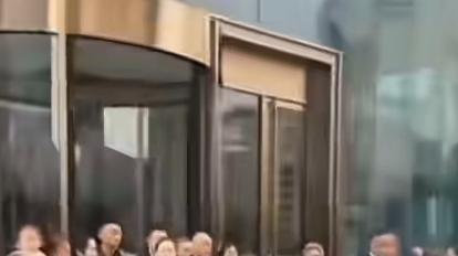 人间清醒老丈人，婚礼当天拦婚车拒嫁女儿