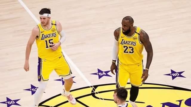 医疗团队背大锅？里夫斯首节就受伤仍打27分钟 季后赛前景黯淡