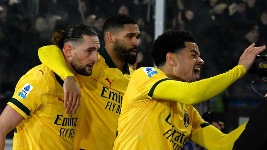 米兰3-0客胜博洛尼亚，拉比奥特传射建功！积分榜紧追国米仅差5分