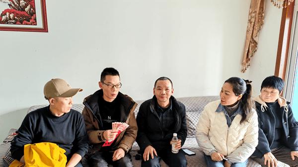 重庆涪陵：星海湖饭店新春慰问走进社区 把关怀送到家