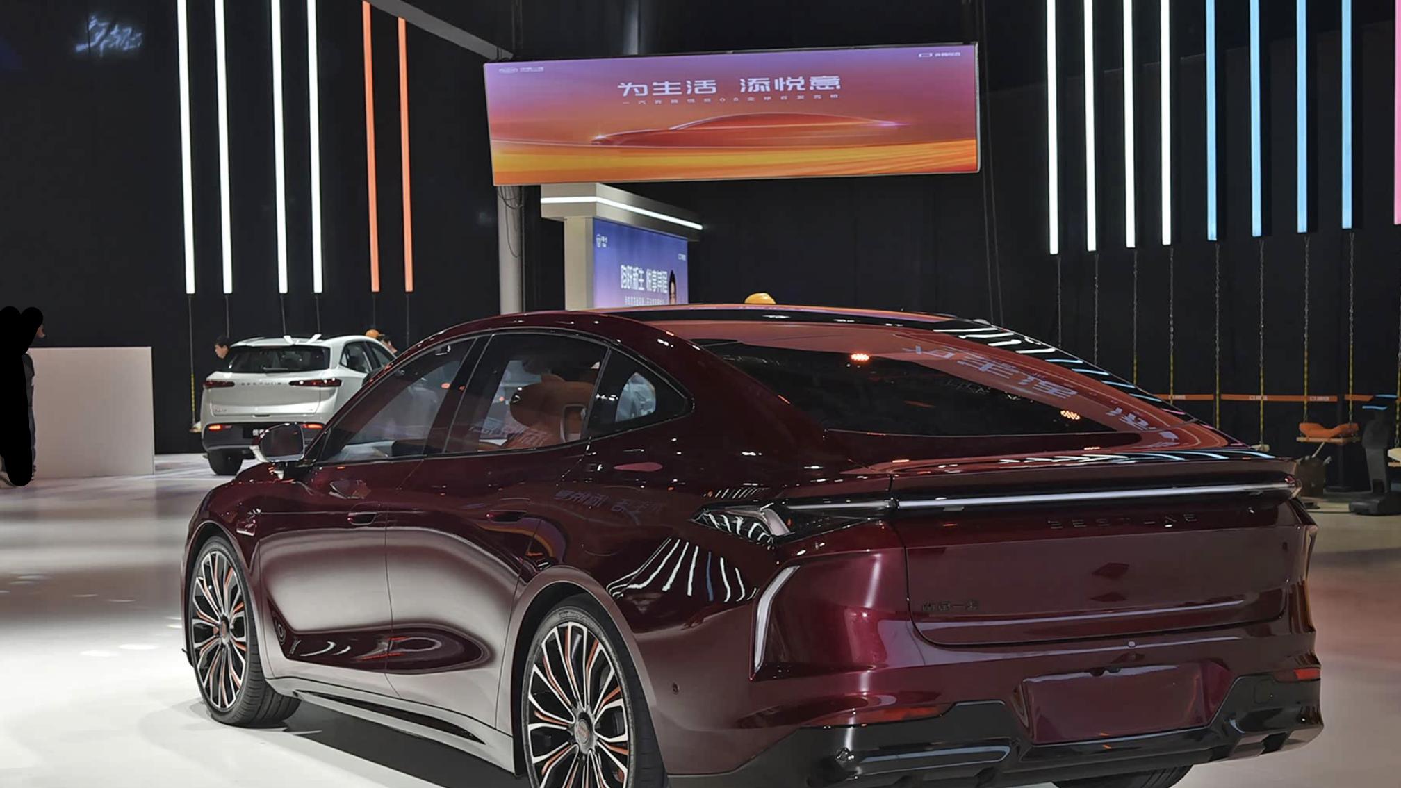 国产高颜值轿跑，车长4920mm，配车顶激光雷达+高通骁龙8295P芯片