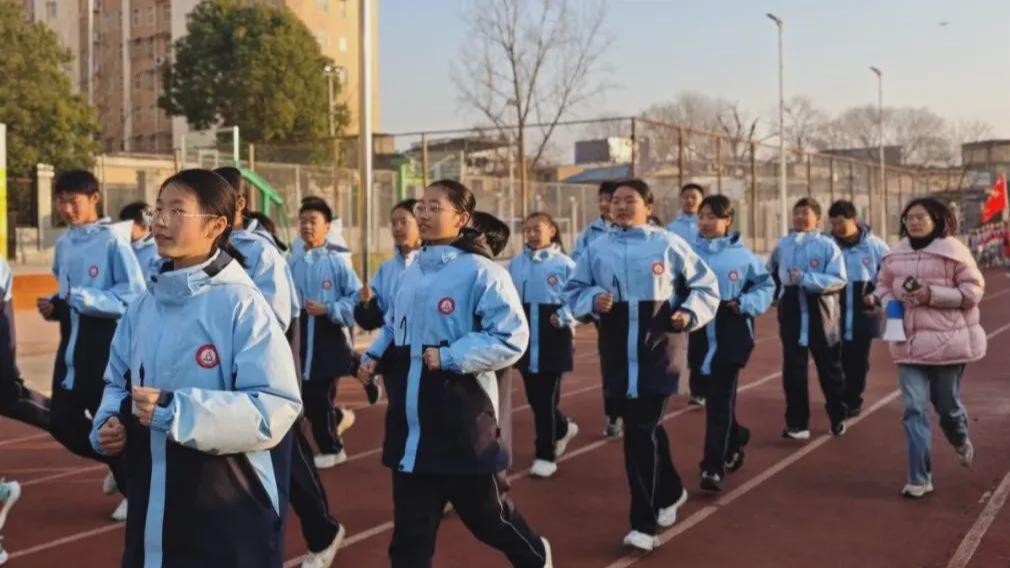 信阳市羊山外国语中学2025级冬季跑操比赛启幕