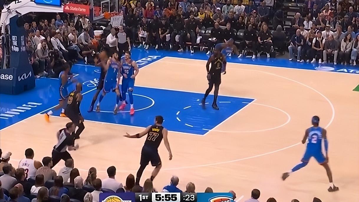 首节落后23分！湖人开局8失误，罚球10-3很刺眼，奇兵5中5轰14分