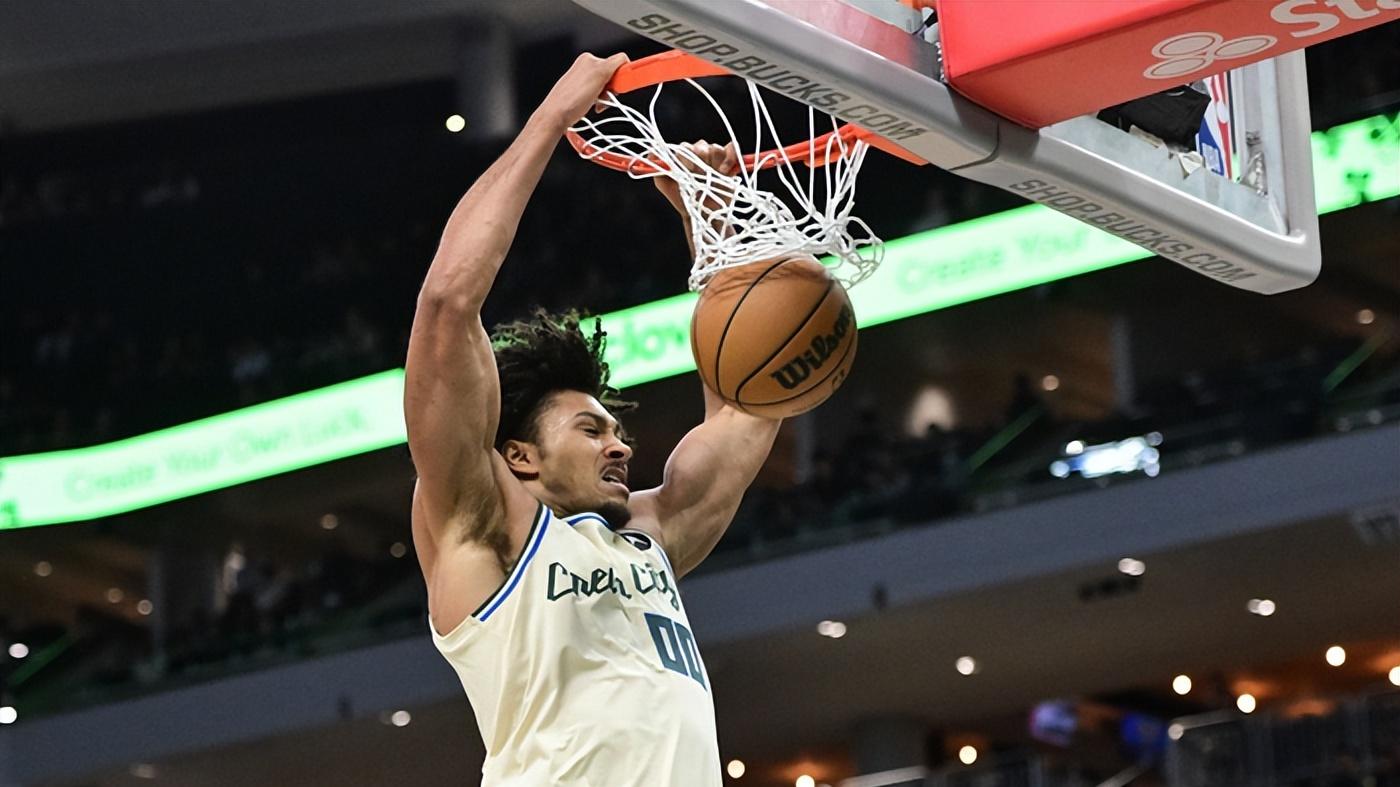 6+20+8前板！申京被同届二轮糙汉抢爆了，火箭小将9记三分爆惊喜