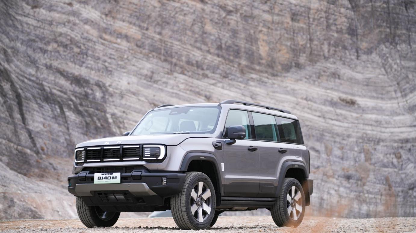 硬派新能源越野选这款！BJ40 增程双系统根治趴窝烦恼