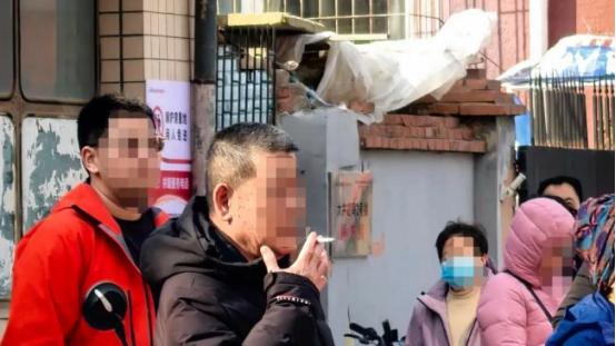 20分钟近10名家长在校门口吸烟 孩子被迫吸二手烟