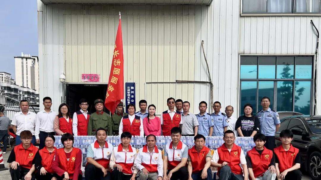 谢文淦爱心团参加“传承雷锋精神 致敬一线交警”暖心行动